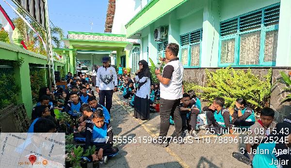 GREEN SCHOOL PENANAMAN BIBIT POHON PROGRAM ADIWIYATA  SMPN 2 Surakarta
