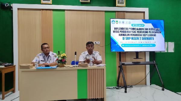 Workshop Implementasi Pembelajaran dan Digitalisasi Media Pendidikan di SMP Negeri 2 Surakarta
