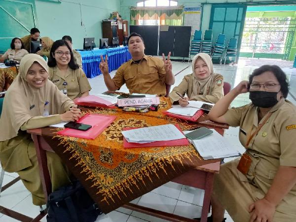 Hari Pertama Workshop Penyusunan Soal Hots dan Aksi Nyata Guru Smp Negeri 2 Surakarta Tahun 2023